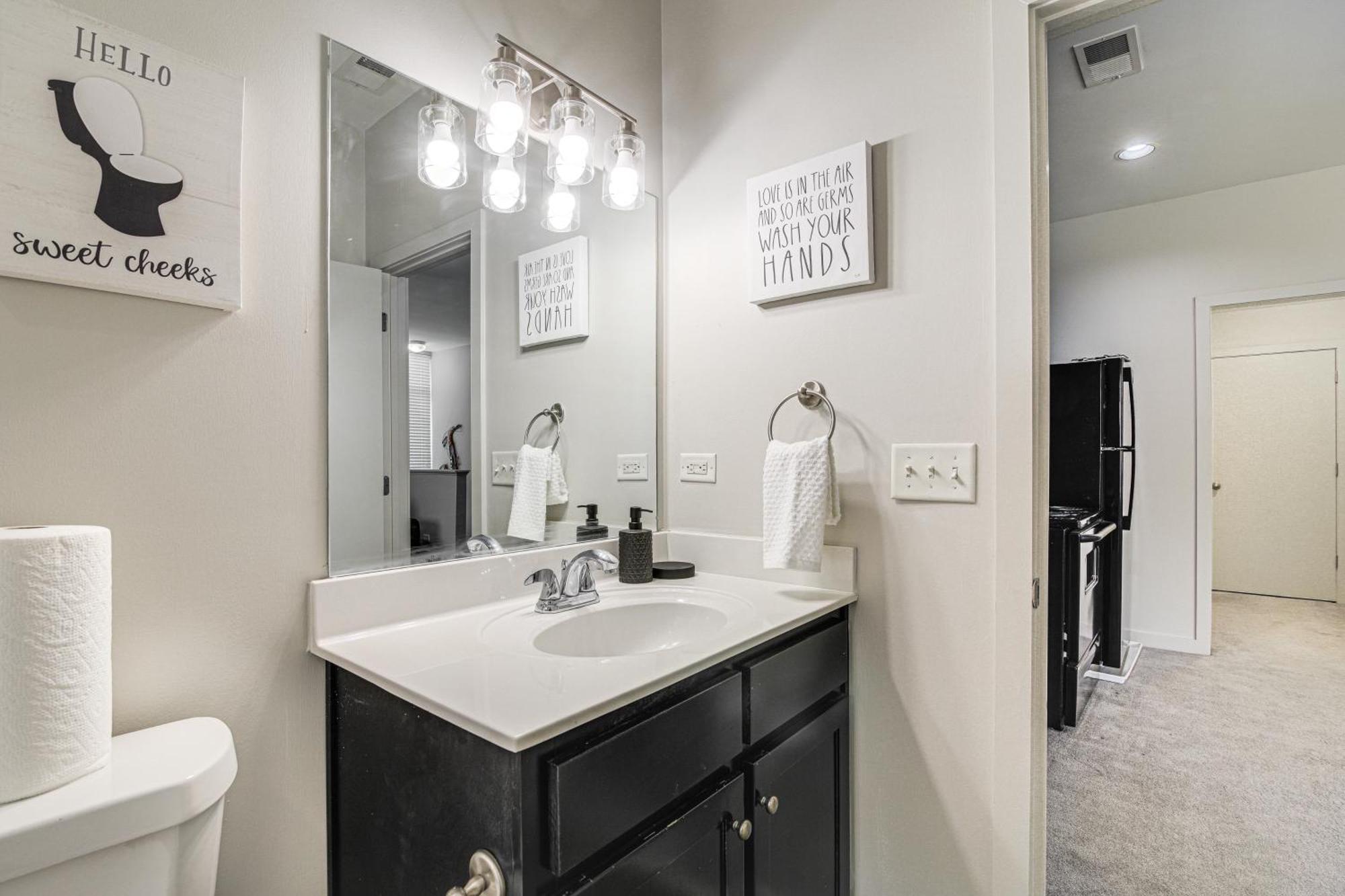 Wfh-friendly Near Hospitals And Dtwn! Apartment